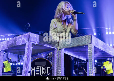 Rosemont, Illinois, USA. 15. Juni 2015. Musiker EMILY HAINES Metrik führt live auf der Bühne in der Allstate Arena in Rosemont, Illinois © Daniel DeSlover/ZUMA Draht/Alamy Live News Stockfoto