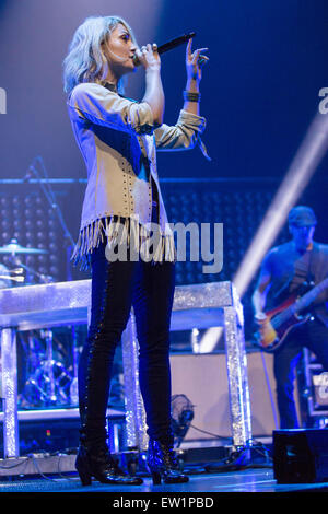 Rosemont, Illinois, USA. 15. Juni 2015. Musiker EMILY HAINES Metrik führt live auf der Bühne in der Allstate Arena in Rosemont, Illinois © Daniel DeSlover/ZUMA Draht/Alamy Live News Stockfoto