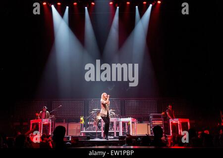 Rosemont, Illinois, USA. 15. Juni 2015. Musiker EMILY HAINES Metrik führt live auf der Bühne in der Allstate Arena in Rosemont, Illinois © Daniel DeSlover/ZUMA Draht/Alamy Live News Stockfoto