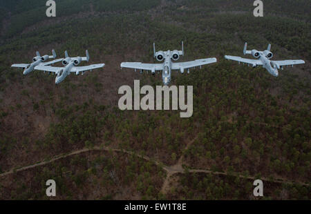 30. Dezember 2013 - führen a-10 Thunderbolt II eine Ausbildungsmission über Razorback-Bereich Fort Chaffee Manöver Training Center Stockfoto