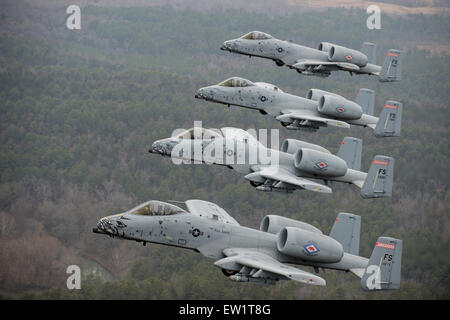 30. Dezember 2013 - a-10 Thunderbolt II fliegen in Formation während einer Trainingsmission über Razorback-Bereich Fort Chaffee Manöver Stockfoto