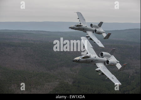 30. Dezember 2013 - führen a-10 Thunderbolt II eine Ausbildungsmission über Razorback-Bereich Fort Chaffee Manöver Training Center Stockfoto