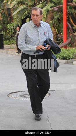 Ehemaliger Trainer der Houston Rockets, Rudy Tomjanovich kommt bei den Lakers V Clippers Spiel im Staples Center Featuring: Rudy Tomjanovich wo: Los Angeles, California, Vereinigte Staaten von Amerika bei: 5. April 2015 Stockfoto