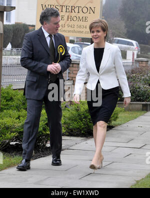 Erste Minister Nicola Sturgeon startet der SNPs Rentner planen - wie ein starkes Team von SNP MPs die Interessen älterer Menschen Schottlands schützen dargelegt.  Bei einem Besuch in einem Pflegeheim in East Dunbartonshire, kündigte sie eine Vielzahl von Politikbereichen die SNP schlägt vor, ihnen zu helfen. Die SNP hat bereits Maßnahmen in der Regierung, Beispiele hierfür sind Investitionen in die kostenlose persönliche Betreuung und das Beförderungsvergünstigungen Schema.  Stör kommentierte: "Ich bin unheimlich stolz auf die SNP-Rekord in der Regierung, wenn es darum geht, das Eintreten für unsere älteren Menschen. Wir haben geschützt und verlängert die conce Stockfoto