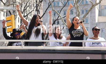 Lane Bryant feiert den Start ihrer Kampagne #ImNoAngel mit einer Überraschung-Performance von Salt-N-Pepa durch das Flatiron Building New York City mit: Salt N Pepa, Salt-N-Pepa, Cheryl James, Sandra Denton wo: New York City, New York, USA bei: 6. April 2015 Stockfoto