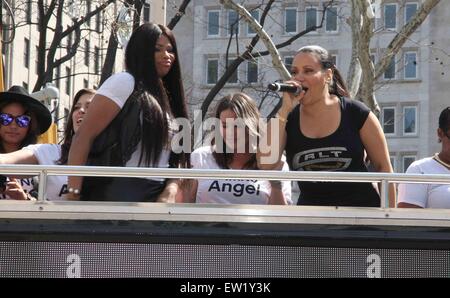 Lane Bryant feiert den Start ihrer Kampagne #ImNoAngel mit einer Überraschung-Performance von Salt-N-Pepa durch das Flatiron Building New York City mit: Salt N Pepa, Salt-N-Pepa, Cheryl James, Sandra Denton wo: New York City, New York, USA bei: 6. April 2015 Stockfoto