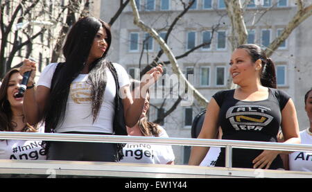 Lane Bryant feiert den Start ihrer Kampagne #ImNoAngel mit einer Überraschung-Performance von Salt-N-Pepa durch das Flatiron Building New York City mit: Salt N Pepa, Salt-N-Pepa, Cheryl James, Sandra Denton wo: New York City, New York, USA bei: 6. April 2015 Stockfoto