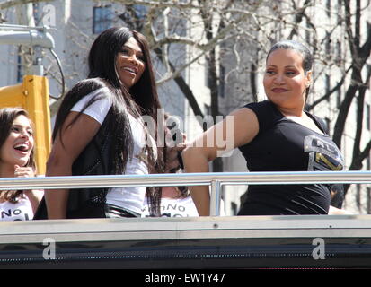 Lane Bryant feiert den Start ihrer Kampagne #ImNoAngel mit einer Überraschung-Performance von Salt-N-Pepa durch das Flatiron Building New York City mit: Salt N Pepa, Salt-N-Pepa, Cheryl James, Sandra Denton wo: New York City, New York, USA bei: 6. April 2015 Stockfoto