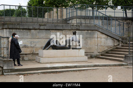 Touristen auf der Suche über die 1951 moderne Skulptur Reclining Figure von Henry Moore im Jardin des Tuileries, Paris, Frankreich Stockfoto