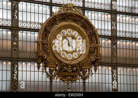 Vergoldeten barocken Uhr in der Haupthalle des Musée d ' Orsay, Paris, Frankreich Stockfoto