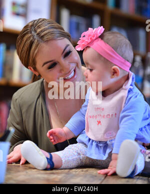 Chiquis Rivera unterschreibt Exemplare ihres neuen Buches "Vergebung: A Memoir" bei Bücher & Bücher Featuring: Chiquis Rivera wo: Coral Gables, Florida, USA bei: 7. April 2015 Stockfoto