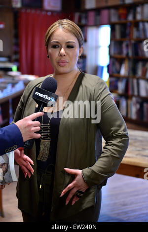 Chiquis Rivera unterschreibt Exemplare ihres neuen Buches "Vergebung: A Memoir" bei Bücher & Bücher Featuring: Chiquis Rivera wo: Coral Gables, Florida, USA bei: 7. April 2015 Stockfoto