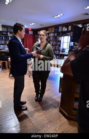 Chiquis Rivera unterschreibt Exemplare ihres neuen Buches "Vergebung: A Memoir" bei Bücher & Bücher Featuring: Chiquis Rivera wo: Coral Gables, Florida, USA bei: 7. April 2015 Stockfoto