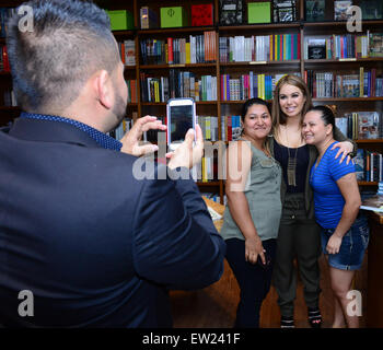 Chiquis Rivera unterschreibt Exemplare ihres neuen Buches "Vergebung: A Memoir" bei Bücher & Bücher Featuring: Chiquis Rivera wo: Coral Gables, Florida, USA bei: 7. April 2015 Stockfoto