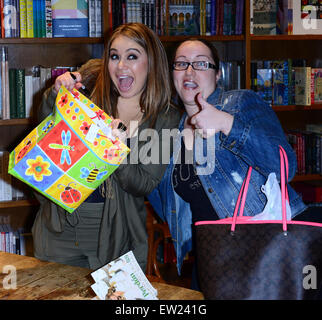 Chiquis Rivera unterschreibt Exemplare ihres neuen Buches "Vergebung: A Memoir" bei Bücher & Bücher Featuring: Chiquis Rivera wo: Coral Gables, Florida, USA bei: 7. April 2015 Stockfoto