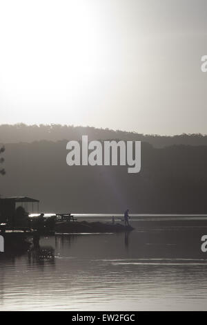 Angler Angeln bei Sonnenuntergang am Lake Conjola Stockfoto