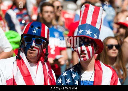 Vancouver, Kanada. 16. Juni 2015. USA-Fans in der Menge für eine Gruppe D Spiel bei der FIFA Frauen WM Kanada 2015 zwischen Nigeria und den USA im BC Place Stadium am 16. Juni 2015 in Vancouver, Kanada. Sydney Low/Cal-Sport-Medien. Bildnachweis: Cal Sport Media/Alamy Live-Nachrichten Stockfoto