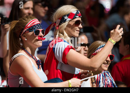 Vancouver, Kanada. 16. Juni 2015. USA-Fans in der Menge für eine Gruppe D Spiel bei der FIFA Frauen WM Kanada 2015 zwischen Nigeria und den USA im BC Place Stadium am 16. Juni 2015 in Vancouver, Kanada. Sydney Low/Cal-Sport-Medien. Bildnachweis: Cal Sport Media/Alamy Live-Nachrichten Stockfoto