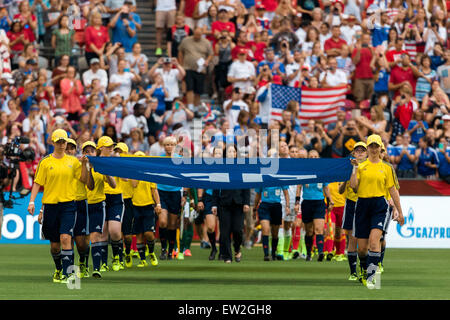 Vancouver, Kanada. 16. Juni 2015. Die Spieler betreten das Stadion für ein Spiel der Gruppe D bei der FIFA Frauen WM Kanada 2015 zwischen Nigeria und den USA im BC Place Stadium am 16. Juni 2015 in Vancouver, Kanada. Sydney Low/Cal-Sport-Medien. Bildnachweis: Cal Sport Media/Alamy Live-Nachrichten Stockfoto