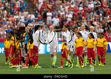 Vancouver, Kanada. 16. Juni 2015. Das US-Team tritt das Stadion für ein Spiel der Gruppe D bei der FIFA Frauen WM Kanada 2015 zwischen Nigeria und den USA im BC Place Stadium am 16. Juni 2015 in Vancouver, Kanada. Sydney Low/Cal-Sport-Medien. Bildnachweis: Cal Sport Media/Alamy Live-Nachrichten Stockfoto