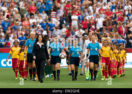 Vancouver, Kanada. 16. Juni 2015. Die Spieler betreten das Stadion für ein Spiel der Gruppe D bei der FIFA Frauen WM Kanada 2015 zwischen Nigeria und den USA im BC Place Stadium am 16. Juni 2015 in Vancouver, Kanada. Sydney Low/Cal-Sport-Medien. Bildnachweis: Cal Sport Media/Alamy Live-Nachrichten Stockfoto