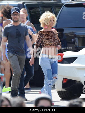 Britney Spears am Set, die Dreharbeiten zu ihrem neuen 80er Jahre angehauchte Musik Videos "Pretty Girls," Studio City mit: Briney Spears, Larry Rudolph Where: Los Angeles, California, Vereinigte Staaten von Amerika bei: 10. April 2015 Stockfoto