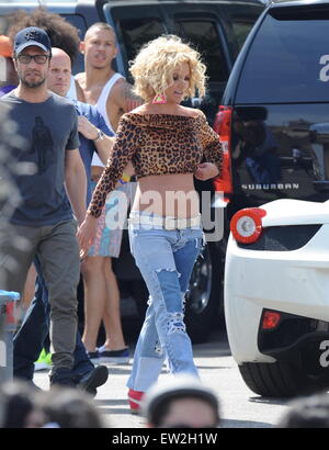 Britney Spears am Set, die Dreharbeiten zu ihrem neuen 80er Jahre angehauchte Musik Videos "Pretty Girls," Studio City mit: Briney Spears, Larry Rudolph Where: Los Angeles, California, Vereinigte Staaten von Amerika bei: 10. April 2015 Stockfoto