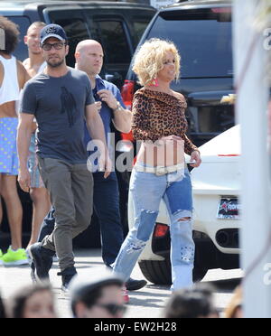 Britney Spears am Set, die Dreharbeiten zu ihrem neuen 80er Jahre angehauchte Musik Videos "Pretty Girls," Studio City mit: Briney Spears, Larry Rudolph Where: Los Angeles, California, Vereinigte Staaten von Amerika bei: 10. April 2015 Stockfoto