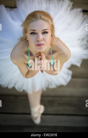 Enge Porträt einer niedlichen Ballerina in weißen Tutu und blauen bathin Stockfoto