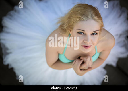 Enge Porträt einer niedlichen Ballerina in weißen Tutu und blauen bathin Stockfoto