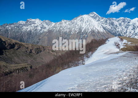 Blick auf Kaukasus-Gebirge mit Mount Shani in der Nähe von Stepantsminda Stadt, Region Mzcheta-Mtianeti, Georgien Stockfoto