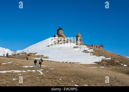 Berühmte 14. Jahrhundert Holy Trinity Church (Tsminda Sameba) in der Nähe von zurGergeti Dorf, Stepantsminda Stadt und Kasbek in Georgien Stockfoto