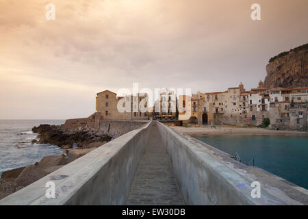 Sonnenaufgang in Cefalù, Sizilien, Italien. Es ist ein attraktiver Ferienort für historische Stadt und Meer. Stockfoto