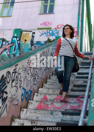 Frau, die Treppen hinunter, Valparaiso, Chile Stockfoto