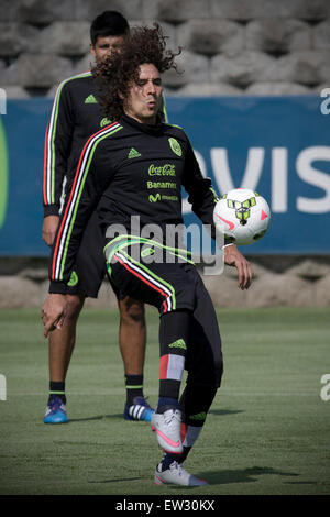 Mexico City, Mexiko. 16. Juni 2015. Torwart Guillermo Ochoa der mexikanischen Fußball-Nationalmannschaft beteiligt sich an einer Trainingseinheit vor der Teilnahme an den Gold Cup der Nord- und zentralamerikanischen Karibik Verbände der Fußball (CONCACAF), in Mexiko-Stadt, Hauptstadt von Mexiko, am 16. Juni 2015. Der Gold Cup 2015 wird in den Vereinigten Staaten und Kanada vom 7 bis zum 26. Juli stattfinden. © Alejandro Ayala/Xinhua/Alamy Live-Nachrichten Stockfoto