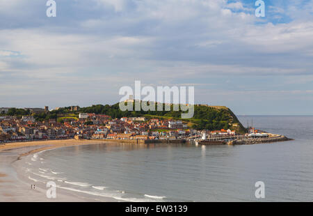 Luftaufnahme von Scarborough Beach von Klippe betrachtet. Scarborough ist eine Stadt an der Nordsee Küste North Yorkshire, England. Stockfoto