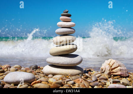 Stein-Pyramide an einer Küste. Zusammensetzung zu entspannen. Stockfoto