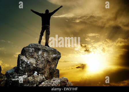 Mann auf Berg. Konzeption. Stockfoto