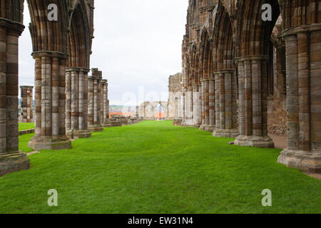 Berühmten Whitby Abbey in England.Whitby Abbey ist ein zerstörten Benediktinerkloster mit Blick auf die Nordsee am East Cliff über Whit Stockfoto