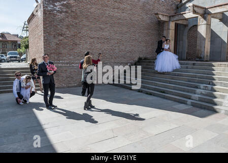 Paar während Hochzeit Foto-Session vor der georgischen orthodoxen Swetizchoweli (Living Säule)-Kathedrale in Mzcheta, Georgien Stockfoto