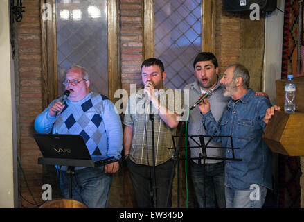 Lokalen Sängern während der Show im Restaurant in Kutaissi, Georgien Stockfoto