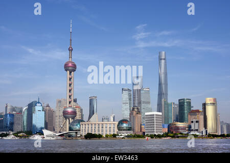 Panoramablick auf die futuristische Skyline des Finanzviertels Lujiazui in Pudong, mit dem Orientalischen Perlenturm, über den Bund Wasserfro Stockfoto