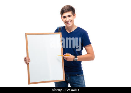 Glücklich männlichen Studenten verweist auf leere Brett isoliert auf einem weißen Hintergrund. Blick in die Kamera Stockfoto