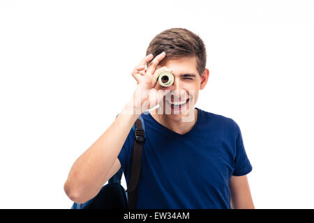 Lächelnde männlichen Studenten, Blick in die Kamera durch Geld isoliert auf weißem Hintergrund Stockfoto