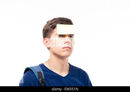 Closeup Portrait eines Mannes mit Aufkleber auf Stirn isoliert auf einem weißen Hintergrund. Wegschauen Stockfoto