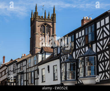 St. Laurence Kirche Turm überragt die Fachwerk-Skyline von Ludlow, Shropshire, England, UK Stockfoto