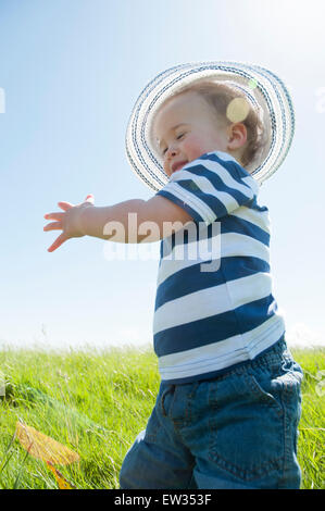 Kleinkind in gestreiften T-shirt in einem sonnigen Bereich Stockfoto