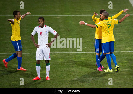 Christchurch, New Zealand, Funktion, hervorheben. 17. Juni 2015. Christchurch, New Zealand - 17. Juni 2015 - Gabriel Jesus, während Boschilia und Marcos Guilherme von Brasilien (L-R) feiert ein Ziel Moussa Ba Senegal reagieren während der FIFA-U20-WM Stockfoto