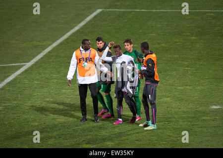 Christchurch, Neuseeland. 17. Juni 2015. Christchurch, New Zealand - 17. Juni 2015 - Ibrahima Sy von Senegal (M) und Jean von Brasilien nach der FIFA-U20-WM-Halbfinale zwischen Brasilien und dem Senegal im AMI-Stadion am 17. Juni 2015 in Chri Stockfoto