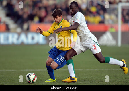 Christchurch, Neuseeland. 17. Juni 2015. Christchurch, New Zealand - 17. Juni 2015 - Jean Carlos von Brasilien steuert den Ball aus Andelinou Correa von Senegal während der FIFA-U20-WM-Halbfinale zwischen Brasilien und dem Senegal im AMI Stadium auf Ju Stockfoto